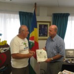 SP6EQZ and Mr. Alain St. Ange, the Minister of Tourism and Culture of Syechelles